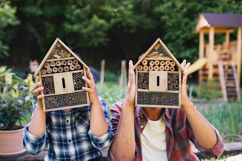 Zu einem naturnahen Garten gehören auch Rückzugsorte für Tiere: Insektenhotels, Laubhaufen, Nistkästen oder Trockenmauern stellen willkommene Quartiere für Igel, Wildbienen, Vögel und andere Nützlinge dar. Die kleinen Behausungen fördern die Artenvielfalt und halten das ökologische Gleichgewicht im Lot. Ebenso sind verblühte Staudenstängel für viele Insekten ein wertvolles Winterdomizil. Zu einem naturnahen Garten gehören auch Rückzugsorte für Tiere: Insektenhotels, Laubhaufen, Nistkästen oder Trockenmauern stellen willkommene Quartiere für Igel, Wildbienen, Vögel und andere Nützlinge dar. Die kleinen Behausungen fördern die Artenvielfalt und halten das ökologische Gleichgewicht im Lot. Ebenso sind verblühte Staudenstängel für viele Insekten ein wertvolles Winterdomizil.