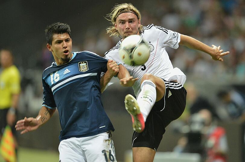 MARCEL SCHMELZER: Note 3. Der Dortmunder verteidigte für Frisch-Papa Lahm auf links, dort begegnete er oft Messi. Machte seinen Job ordentlich.