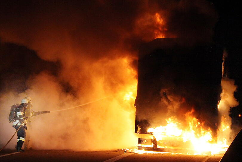 Auf der A94 steht ein Lkw in Flammen: Die Bilder vom Feuerwehreinsatz.