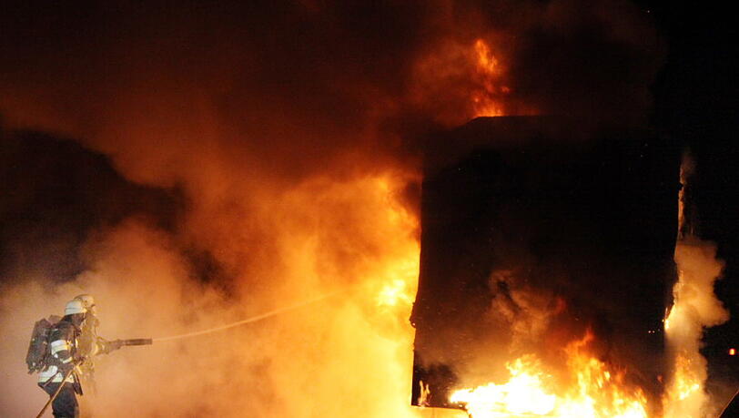 Auf der A94 steht ein Lkw in Flammen: Die Bilder vom Feuerwehreinsatz. Auf der A94 steht ein Lkw in Flammen: Die Bilder vom Feuerwehreinsatz.