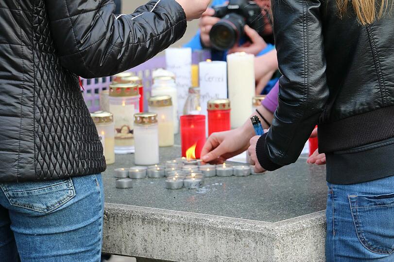 Schüler trauern am Joseph-König-Gymnasium in Haltern um ihre verunglückten Mitschüler
