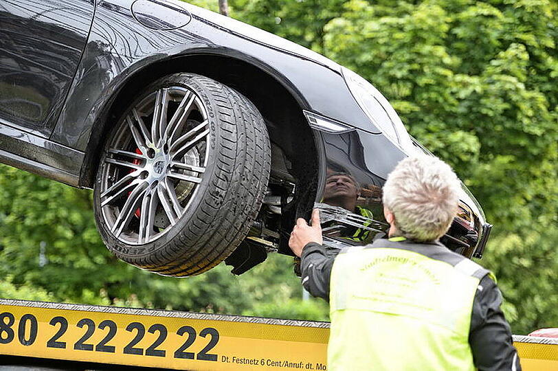Nach dem Ausflug auf eine Begrenzungsmauer aus Naturstein musste der Porsche der Frau auf einen Auto-Lkw verfrachtet werden.