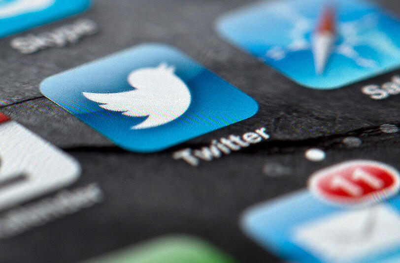 Die Nachricht ließ die Twitter-Aktie für kurze Zeit kräftig in die Höhe schießen. Erst ein Dementi von Bloomberg beendete den Kursanstieg.