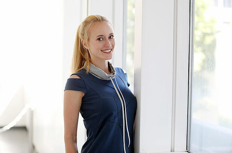 Olga (26) mit einem Kleid von Tino König