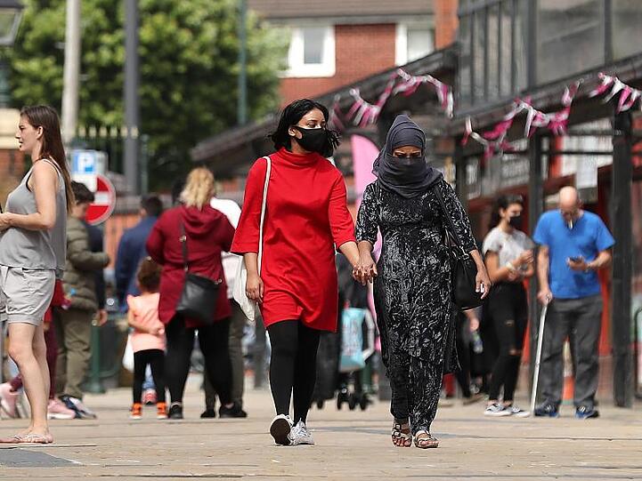 Wegen eines deutlichen Anstiegs von Coronavirus-Infektionen sind in Teilen Nordenglands wie hier in Oldham im Großraum Manchester die Ausgangsbeschränkungen verschärft worden.