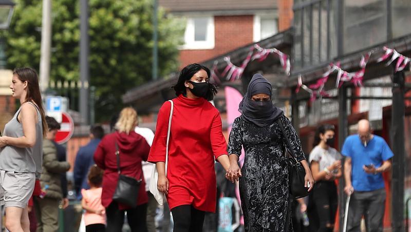 Wegen eines deutlichen Anstiegs von Coronavirus-Infektionen sind in Teilen Nordenglands wie hier in Oldham im Großraum Manchester die Ausgangsbeschränkungen verschärft worden. Wegen eines deutlichen Anstiegs von Coronavirus-Infektionen sind in Teilen Nordenglands wie hier in Oldham im Großraum Manchester die Ausgangsbeschränkungen verschärft worden.