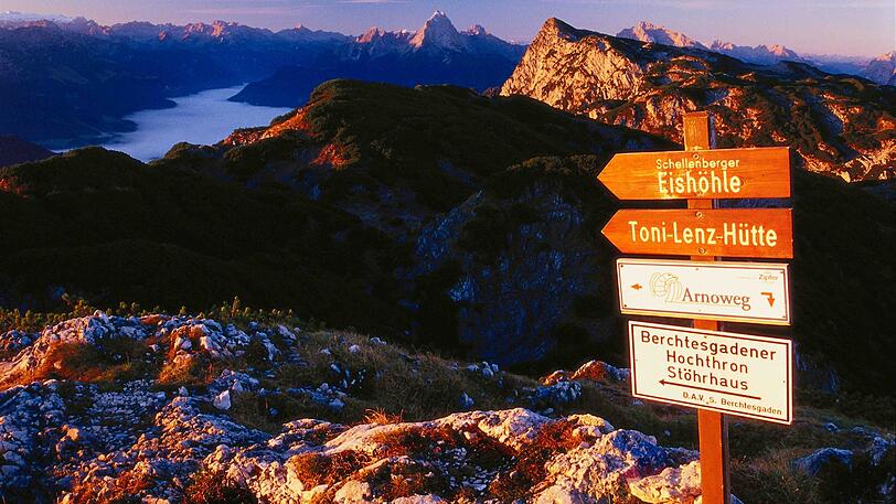 Die Schellenberger Eishöhle im Berchtesgadener Land ist zapfig (um die null Grad), aber einzigartig: "Deutschlands einzige erschlossene und zugleich größte Eishöhle liegt auf 1.570 Metern hoch über Marktschellenberg", steht im Buch. "Eine bezaubernde, unwirkliche, sich immer wieder verändernde, eiskalte Welt." Allerdings ist diese nur zu Fuß erreichbar (zwischen zweieinhalb und drei Stunden). In der Höhle gelten die allgemeinen Hygiene-Vorschriften: www.eishoehle.net