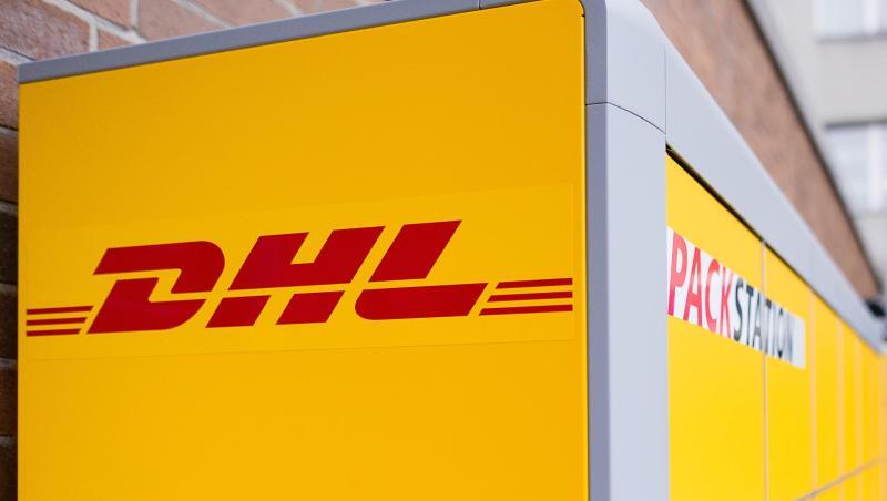 Ein Arbeiter baut eine Packstation von Deutsche Post DHL auf. Ein Arbeiter baut eine Packstation von Deutsche Post DHL auf.