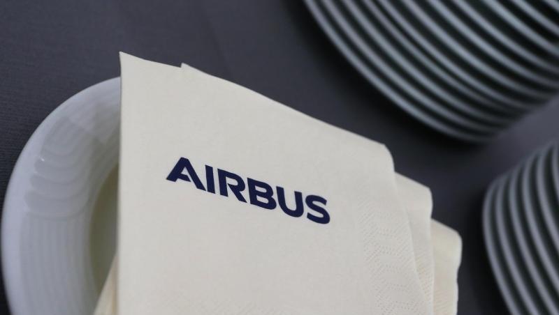 Servietten mit dem Schriftzug "Airbus" in der Airbus Helicopters Deutschland GmbH neben Tellern.