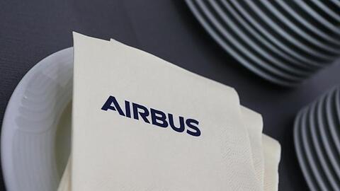 Servietten mit dem Schriftzug "Airbus" in der Airbus Helicopters Deutschland GmbH neben Tellern.