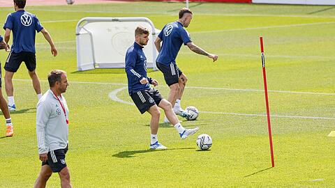 Auf dem Trainingsplatz hat Bundestrainer Hansi Flick (l) alles im Blick und duldet keinen Schlendrian.