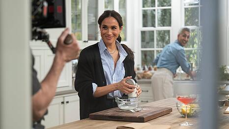 Herzogin Meghan backt, kocht und bastelt auch im Weihnachtsspecial von "With Love, Meghan" mit Freunden.