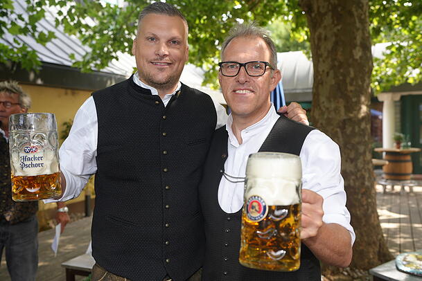 Maximilian Mirlach (l.) darf heuer zum zweiten Mal das Hacker-Pschorr-Fass anzapfen. Sein Kollege Christian Dahncke von Paulaner ist schon ein bisserl länger im Geschäft. Maximilian Mirlach (l.) darf heuer zum zweiten Mal das Hacker-Pschorr-Fass anzapfen. Sein Kollege Christian Dahncke von Paulaner ist schon ein bisserl länger im Geschäft.