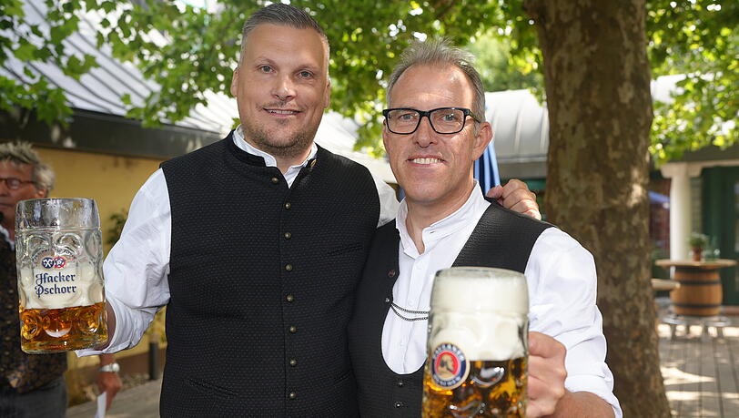 Maximilian Mirlach (l.) darf heuer zum zweiten Mal das Hacker-Pschorr-Fass anzapfen. Sein Kollege Christian Dahncke von Paulaner ist schon ein bisserl länger im Geschäft. Maximilian Mirlach (l.) darf heuer zum zweiten Mal das Hacker-Pschorr-Fass anzapfen. Sein Kollege Christian Dahncke von Paulaner ist schon ein bisserl länger im Geschäft.