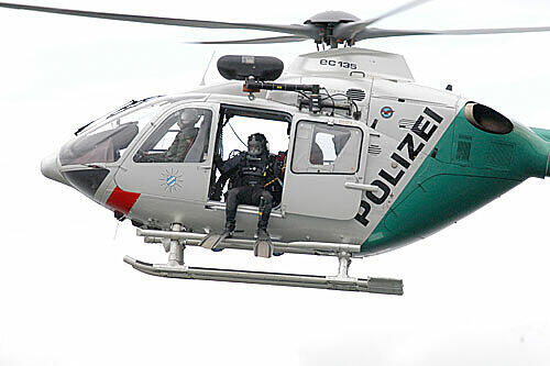 Ein Taucher wartet in einem Polizeihubschrauber auf seinen Einsatz