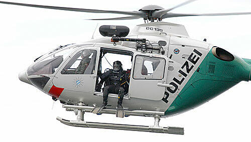 Ein Taucher wartet in einem Polizeihubschrauber auf seinen Einsatz Ein Taucher wartet in einem Polizeihubschrauber auf seinen Einsatz