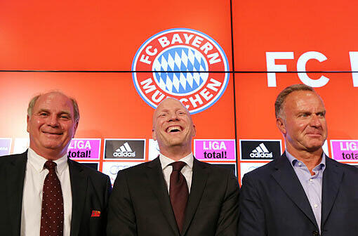Gut gelaunt bei der Präsentation des neuen Sportdirektors: Matthias Sammer (m.) mit den Bayern-Bossen Uli Hoeneß (l.) und Karl-Heinz Rummenigge.