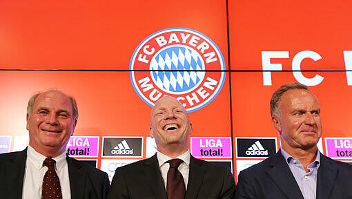 Gut gelaunt bei der Präsentation des neuen Sportdirektors: Matthias Sammer (m.) mit den Bayern-Bossen Uli Hoeneß (l.) und Karl-Heinz Rummenigge. Gut gelaunt bei der Präsentation des neuen Sportdirektors: Matthias Sammer (m.) mit den Bayern-Bossen Uli Hoeneß (l.) und Karl-Heinz Rummenigge.
