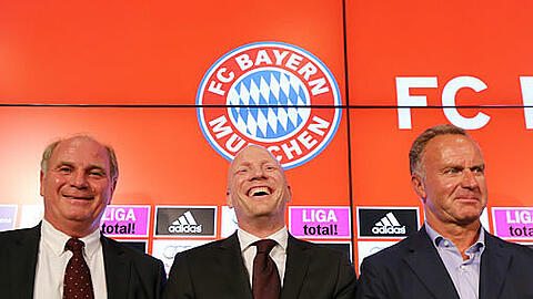 Gut gelaunt bei der Präsentation des neuen Sportdirektors: Matthias Sammer (m.) mit den Bayern-Bossen Uli Hoeneß (l.) und Karl-Heinz Rummenigge.