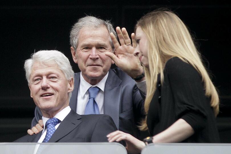 Zwei US-Ex-Präsidenten: Bill Clinton und George W. Bush jun. mit Clintons Tochter Chelsea.
