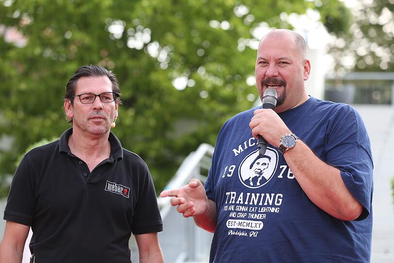 Hatten auf der Bühne alles im Griff: Moderator Jumbo (r.) und Weber-Grill-Experte Markus.