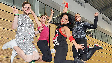 Fliegen ist leicht ohne Extra-Kilos: Benny Heumann, Christine Theiss, Shirin Nikkhah-Shirazi, Christos Christodoulou beim Charity-Tag.