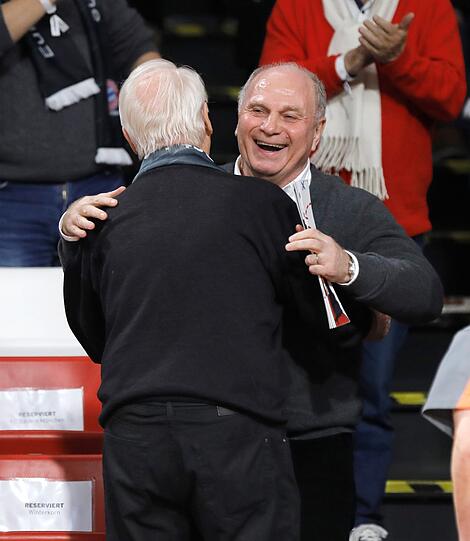 Uli Hoeneß (r.) umarmt Aufsichtsratsmitglied Edmund Stoiber.
