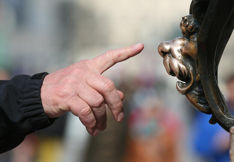 Vorsichtig mit dem Zeigefinger nähern?