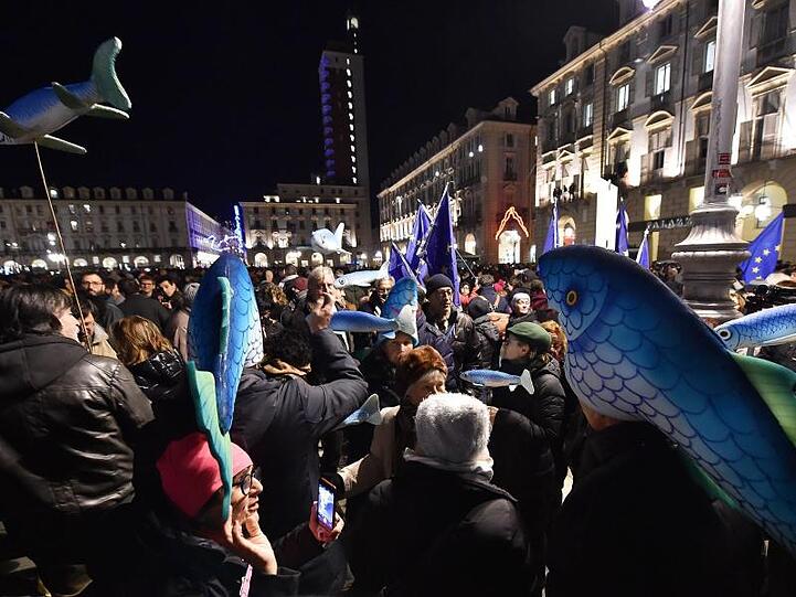 Viele der Demonstranten trugen Bilder und Figuren von Sardinen bei sich.