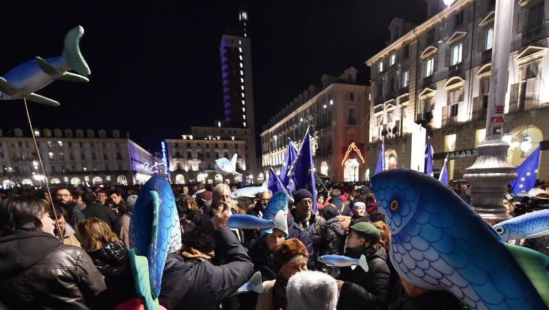 Viele der Demonstranten trugen Bilder und Figuren von Sardinen bei sich. Viele der Demonstranten trugen Bilder und Figuren von Sardinen bei sich.