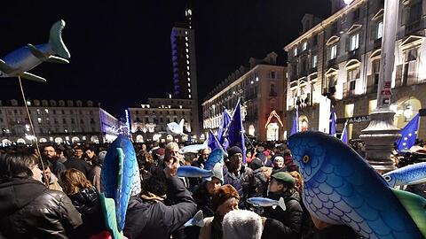 Viele der Demonstranten trugen Bilder und Figuren von Sardinen bei sich.