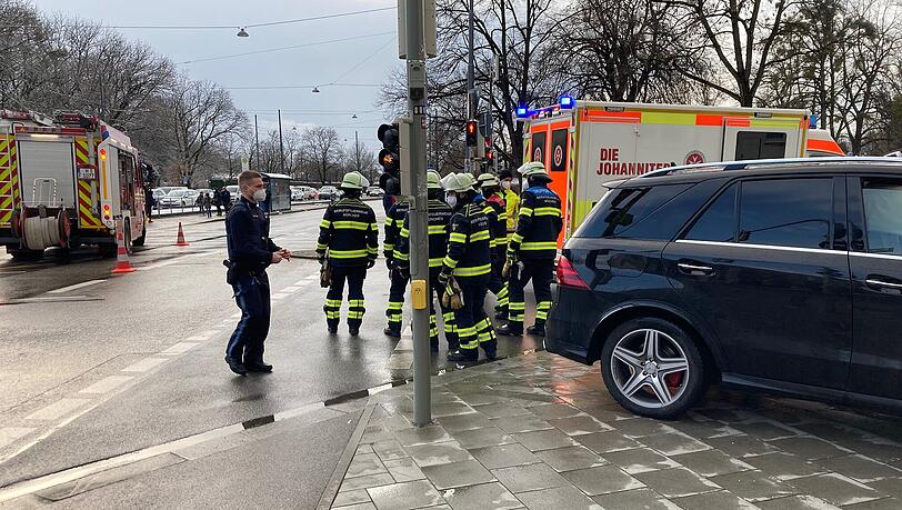 Um die Fahrzeugwracks von der Straße zu schieben ,wurde der Bereich kurzzeitig gesperrt, Verkehrsbehinderungen waren die Folge.