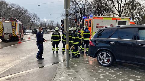Um die Fahrzeugwracks von der Straße zu schieben ,wurde der Bereich kurzzeitig gesperrt, Verkehrsbehinderungen waren die Folge.