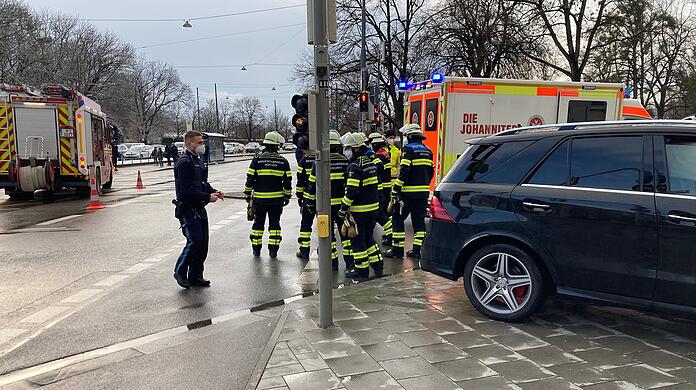 Um die Fahrzeugwracks von der Straße zu schieben ,wurde der Bereich kurzzeitig gesperrt, Verkehrsbehinderungen waren die Folge.