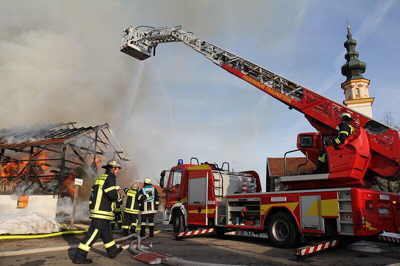 Am Nachmittag wurde die Feuerwehr zu einem Brand eines Bauernhofes mitten in St. Leonhard, Gemeinde Wonneberg gerufen. Bei dem Brand wurden drei Personen verletzt. Da das Löschwasser knapp war, mussten Leitungen über einen Kilometer lang verlegt werden.
