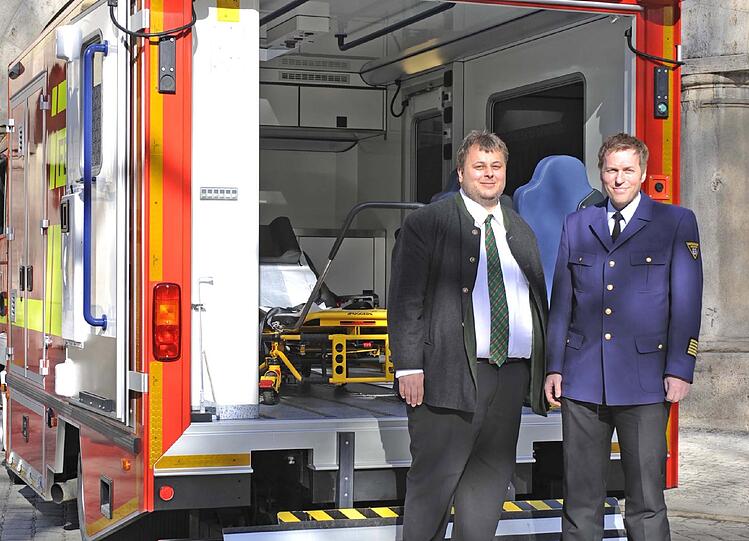 Neue Stadtjugendleitung:
Die jährliche Vollversammlung der Jugendfeuerwehr München findet im Gerätehaus Waldperlach statt. Neben zahlreichen Jugendlichen mit ihren Jugendleitern nehmen auch der Kommandant der Freiwilligen Feuerwehr Rupert Saller und sein Stellvertreter Albert Ederer teil. Erfreulich ist, dass die Zahl der Jugendlichen wieder um über 20% angestiegen ist. Die Neuwahlen der Stadtjugendleitungen ergaben folgendes Ergebnis: Stadtjugendleiterin bleibt Tanja Ramian, ihre Verteter sind Bernhard Schewe und Marion Leibhammer.