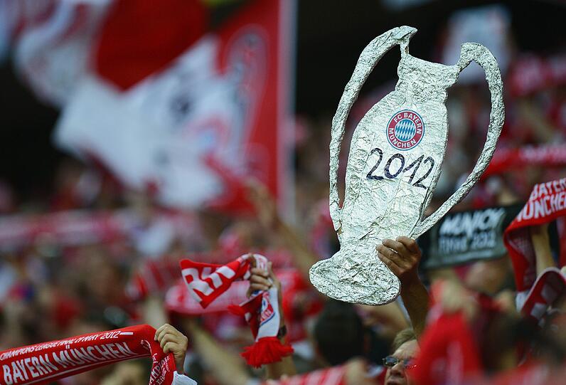 Ein Abend der emotionalen Achterbahnfahrt - mit dem brutalen Absturz aus einem ach so schönen Traum. So hofften, bangten, jubelten - und weinten die Fans des FC Bayern.