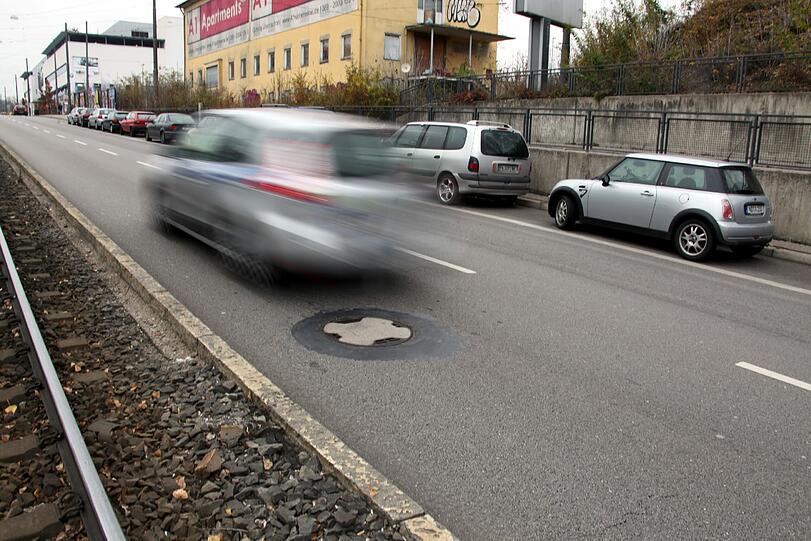 Inzwischen ist der Kanaldeckel in der Landsberger Straße wieder geschlossen.