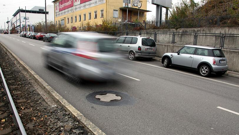 Inzwischen ist der Kanaldeckel in der Landsberger Straße wieder geschlossen. Inzwischen ist der Kanaldeckel in der Landsberger Straße wieder geschlossen.