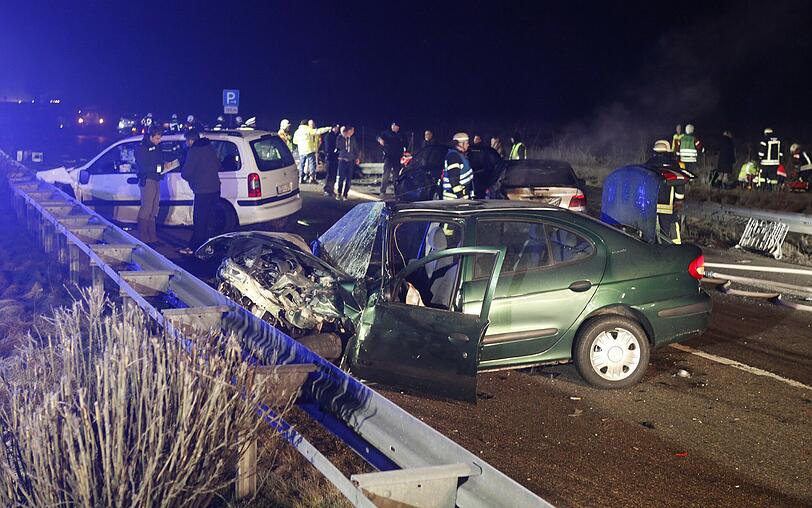 Bei einem schweren Unfall südlich von Ulm sind in der Silvesternacht drei Menschen gestorben.