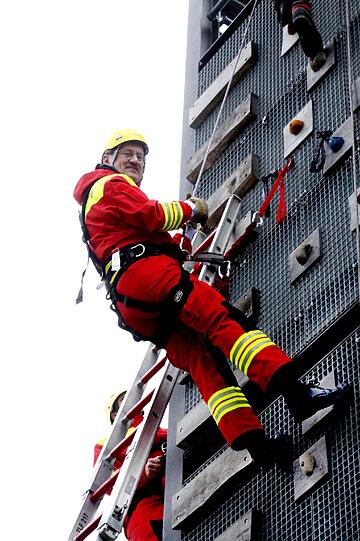 Der OB ist der oberste Katastrophenschützer: Hier seilt sich Ude als Feuerwehrler ab.