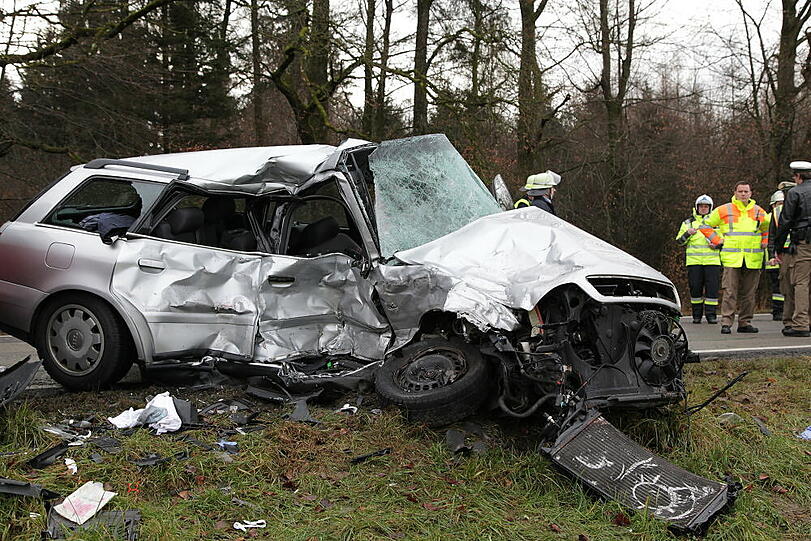 Auf der Staatsstraße 2359 krachten zwei Autos ineinander. Die Bilder vom Unfallort.