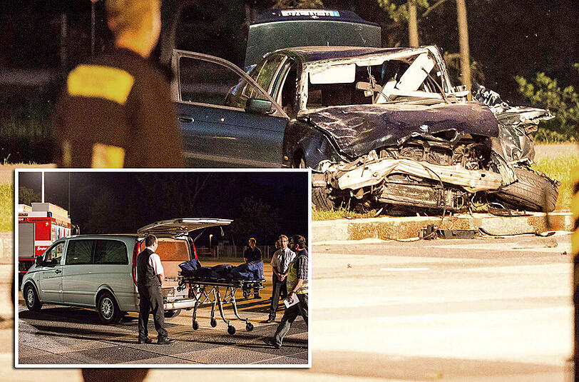 Die Front des Wagens ist völlig zerstört und zeigt, mit welcher Wucht er auf die junge Inline-Skaterin traf. Links unten wird die Leiche der 18-Jährigen abtransportiert.