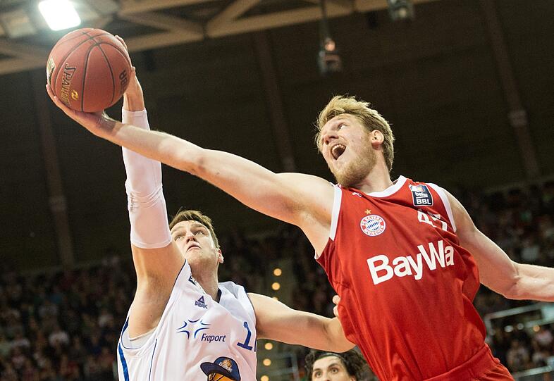 Jan Jagla (rechts) hängte sich in Frankfurt noch am meisten rein bei den Bayern-Basketballern.