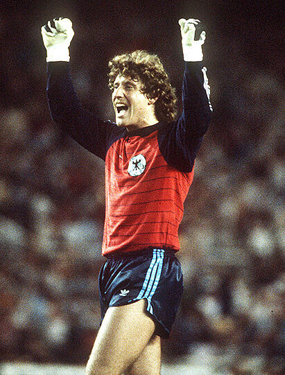 DFB-Keeper Toni Schumacher bejubelt den Sieg gegen Frankreich.