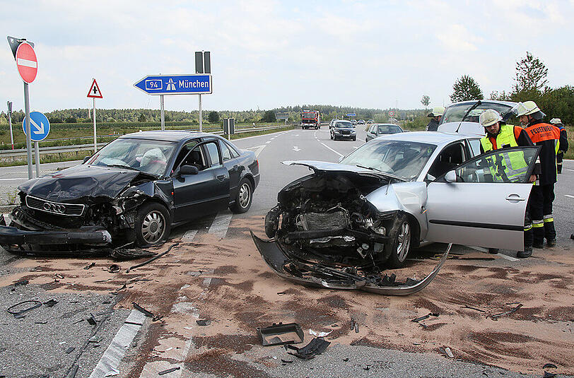 Die Vorseiten beider Autos sind komplett demoliert. Ein 18-jähriger Fahranfänger hatte beim Abbiegen den Gegenverkehr übersehen. Die Bilder.