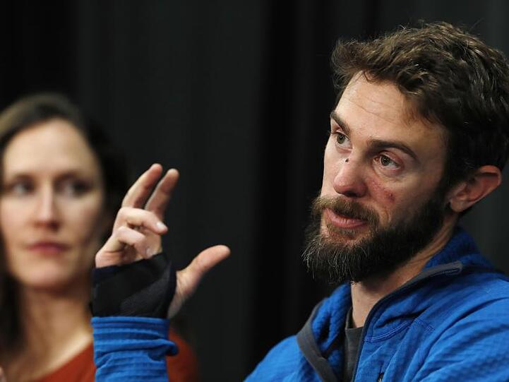 Travis Kauffman beantwortet Fragen während einer Pressekonferenz über seine Begegnung mit einem Berglöwen.