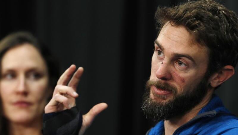 Travis Kauffman beantwortet Fragen während einer Pressekonferenz über seine Begegnung mit einem Berglöwen. Travis Kauffman beantwortet Fragen während einer Pressekonferenz über seine Begegnung mit einem Berglöwen.