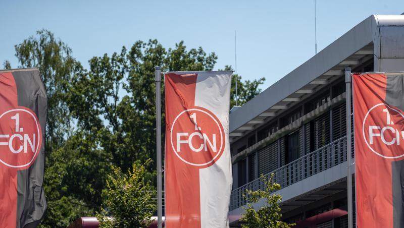 Fahnen mit dem FCN-Logo wehen vor dem Vereinsgebäude des 1. FC Nürnberg.