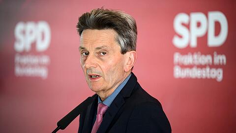 Rolf Mützenich zeigt sich verärgert über das Verhalten der Liberalen.